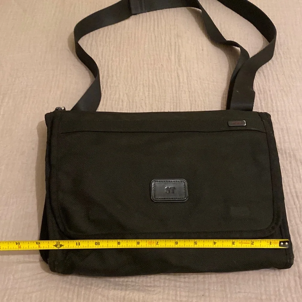 Tumi Alpha Slim Expandable Messenger Bag Black Ballistic Nylon Flip Over 22177DH